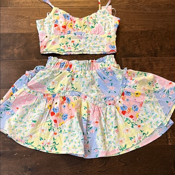 Beautiful New 2 piece Spring outfit! - Picture 3 of 9